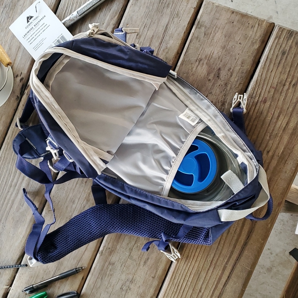 Back pack with water supply bladder - Picture 5 of 5
